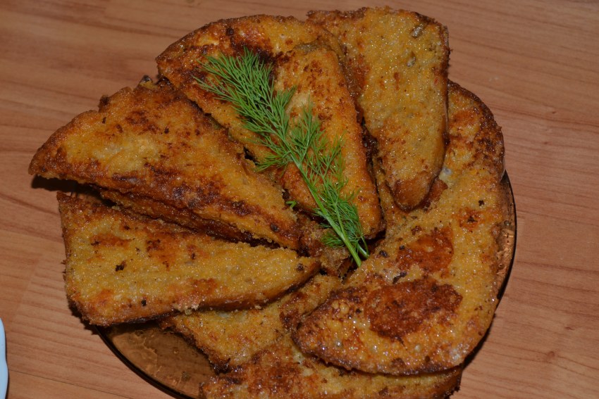 Гренки из белого хлеба с чесноком на сковороде