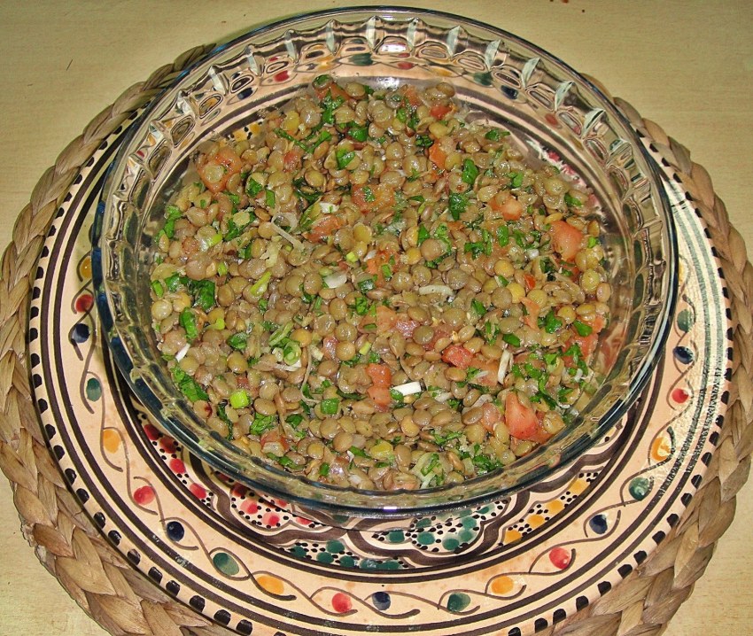 Салат с чечевицей и помидорами