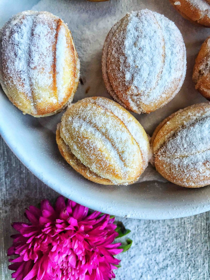Орешки с варёной сгущёнкой