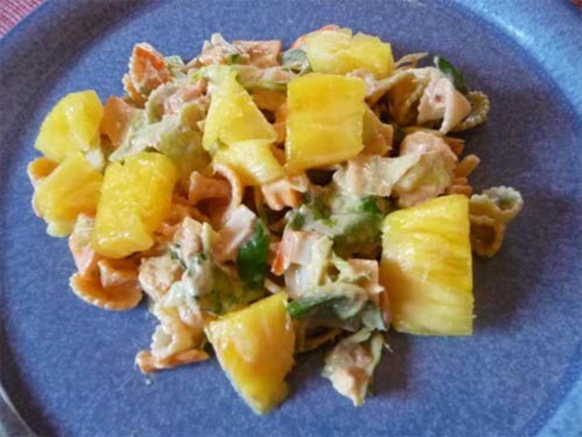 Салат Гавайи с ананасом и курицей