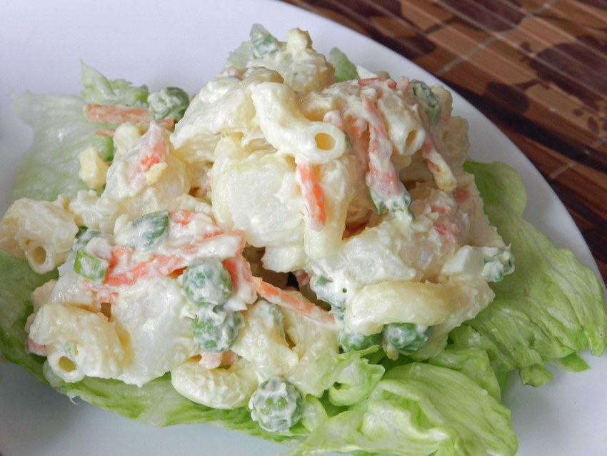 Салат с ананаспмт и копчёной грудной