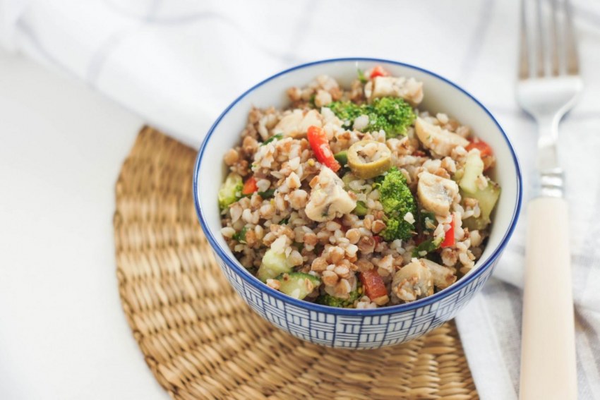 Гречневая каша с капустой и овощами
