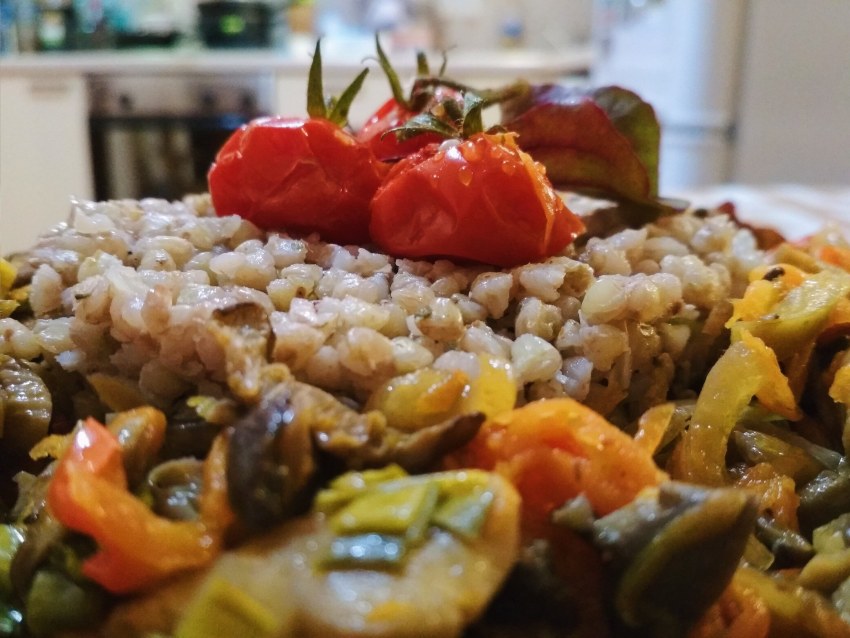 Гарнир из ячневой крупы с овощами