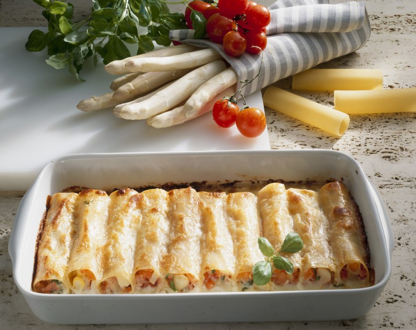 Каннеллони с копченой говядиной и белыми грибами