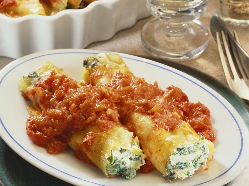 Каннеллоне с мясом и соусом бешамель