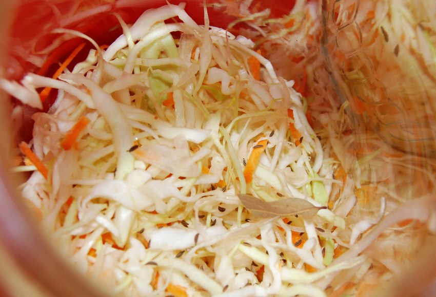 Женщина с квашеной капустой