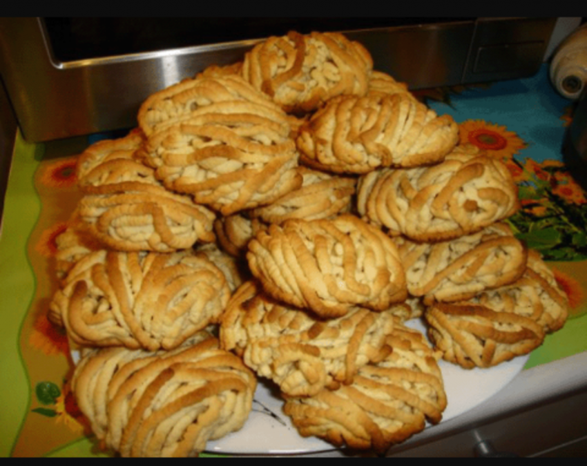 Песочное печенье хризантемы через мясорубку