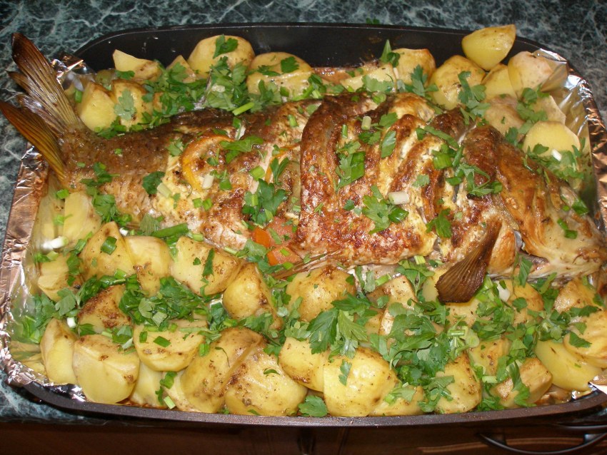 Карп в духовке с картошкой