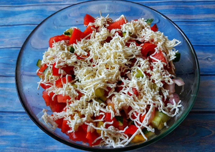 Салат морковь, яйцо,огурец,мясо вареное