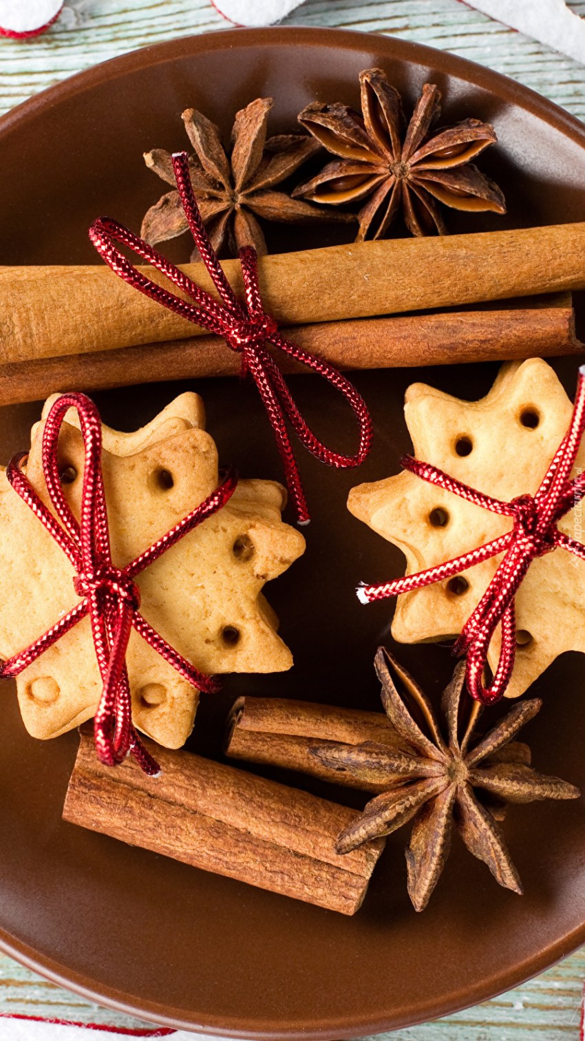 Украшения с палочками корицы