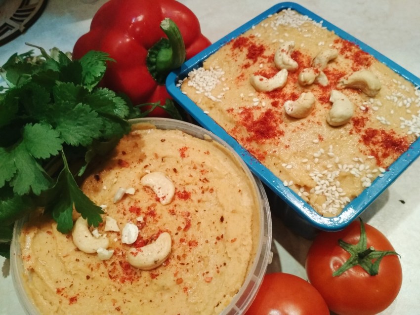 Завтрак с хумусом