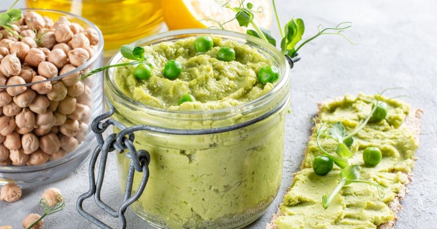 Салат с хумусом из зеленого горошка