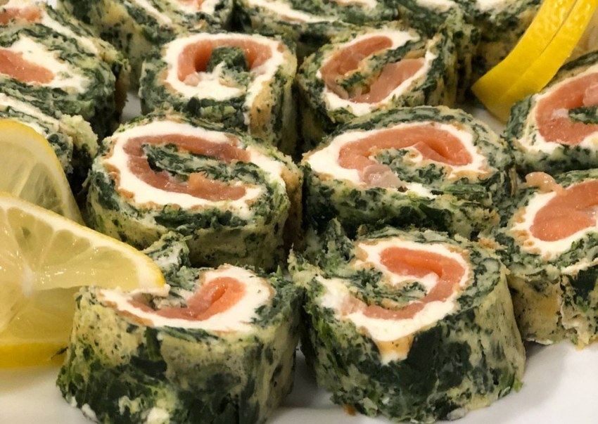 Шпинатный рулет с красной рыбой