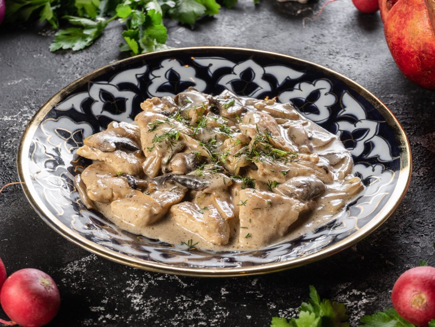 Фрикасе из курицы с грибами в сливочном соусе