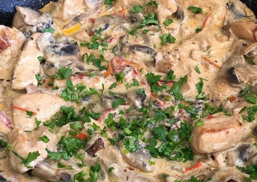 Куриное фрикасе в сливочном соусе с грибами