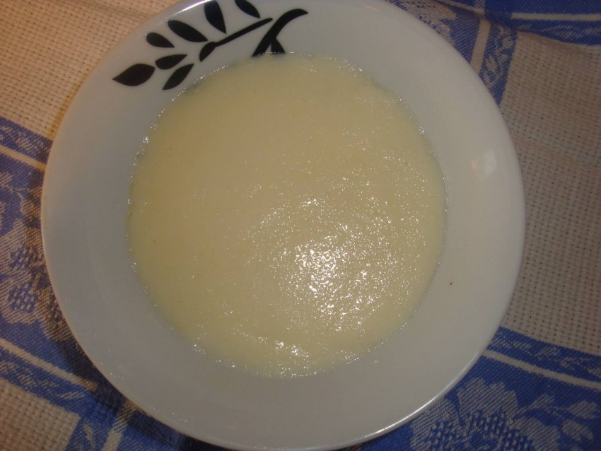 Манная каша в тарелке