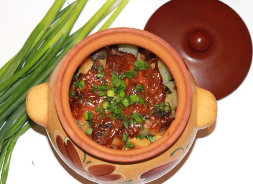 Картофель с грибами в горшочке