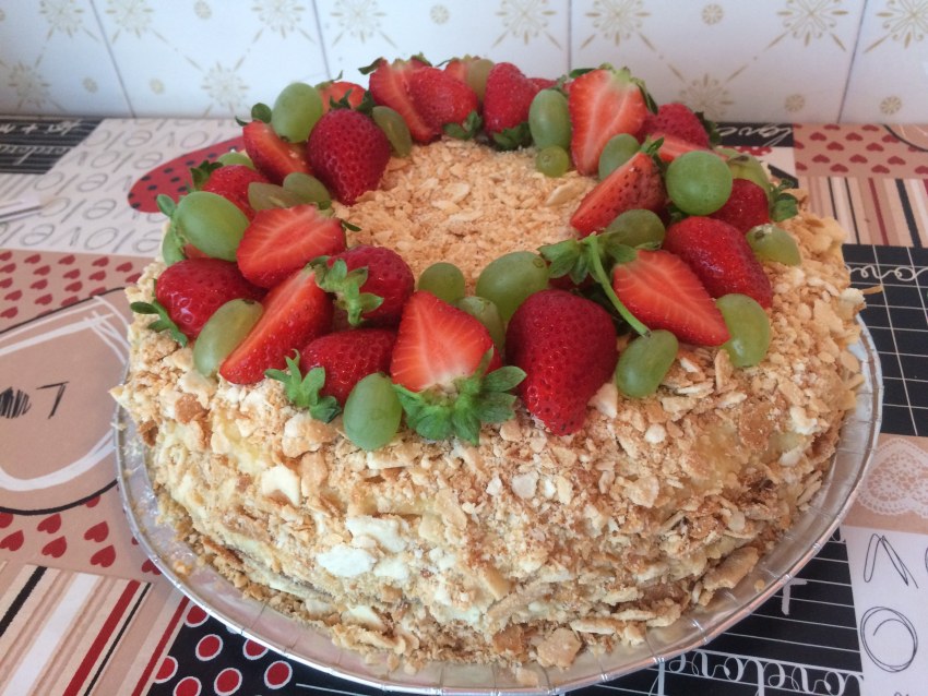 Украшение медовика клубникой