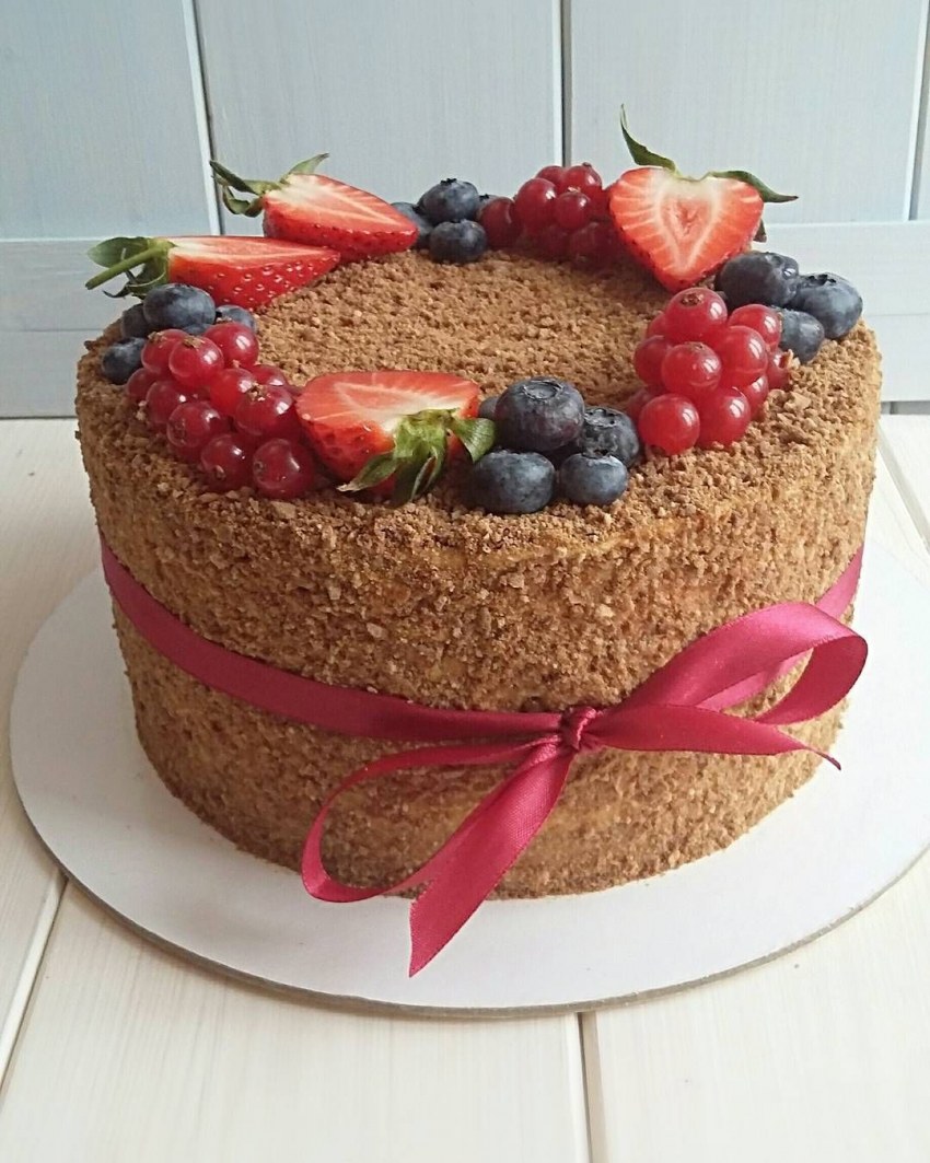 Украшение медовика клубникой