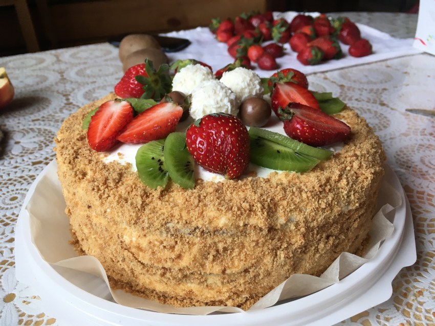 Декор торта клубникой и розмарином