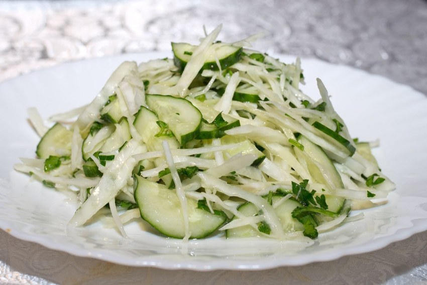 Салат из редьки зеленой с морковью огурцами и яблоками