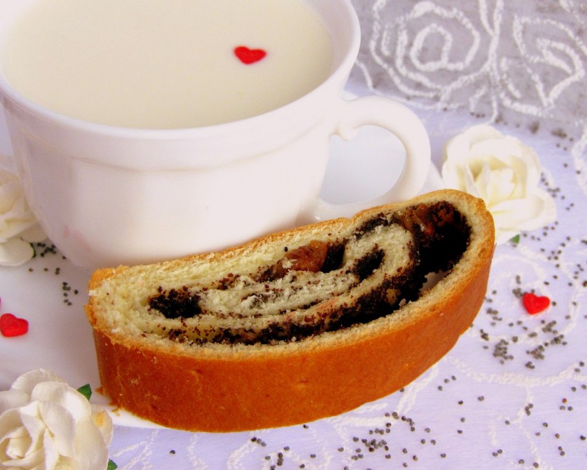 Булка с маком и чай