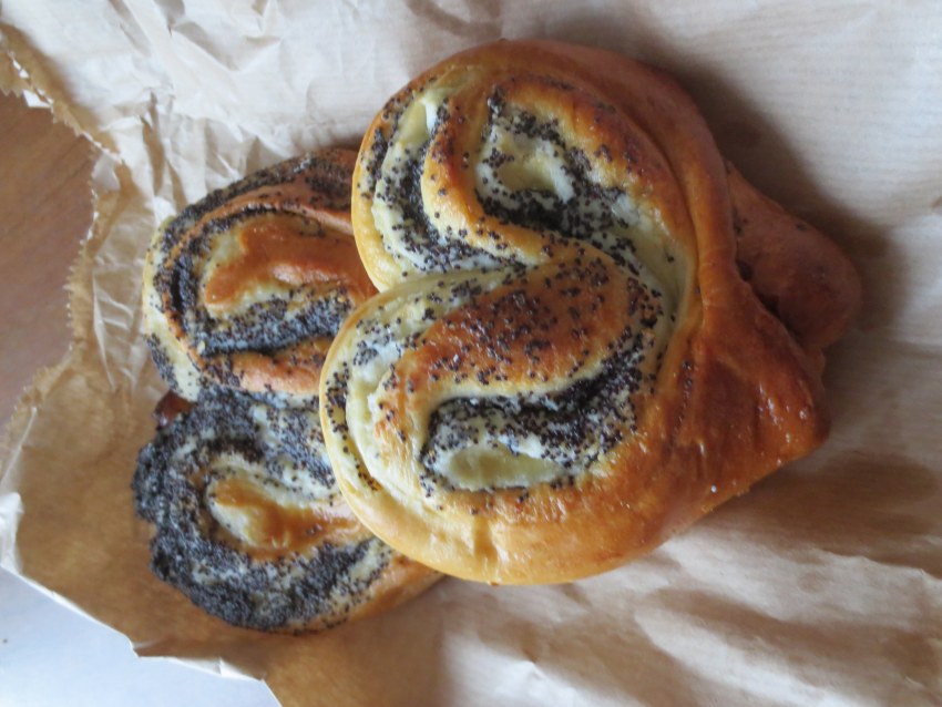 Булочка с маком круглая