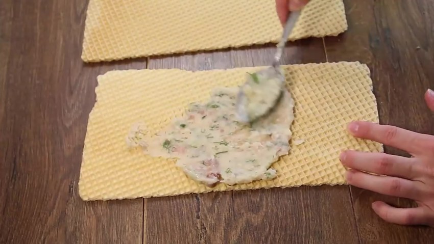 Клубничное мороженое в рожке