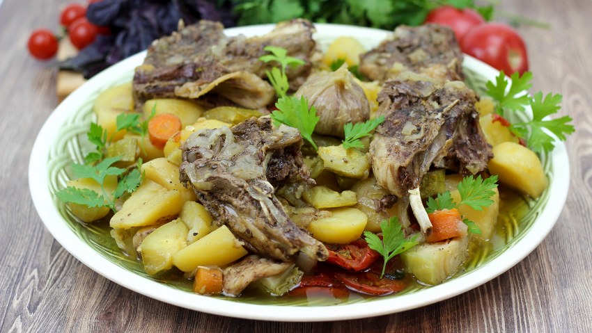 Баранина в казане с овощами и картошкой