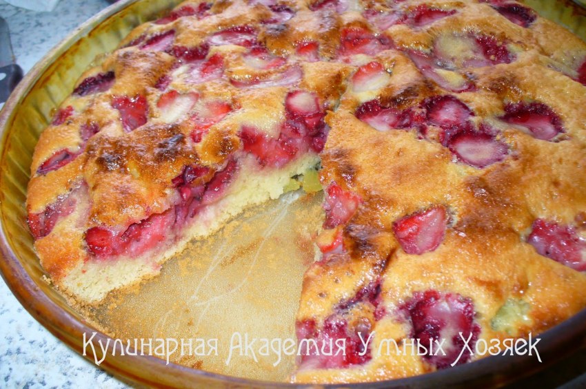 Пирог с яблоками и клубникой
