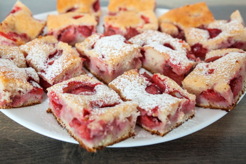 Шарлотка с клубничным вареньем