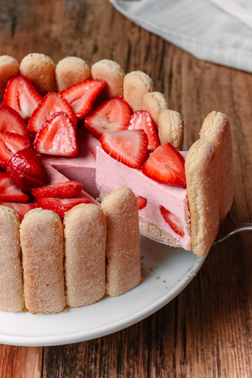 Шарлотка с клубникой