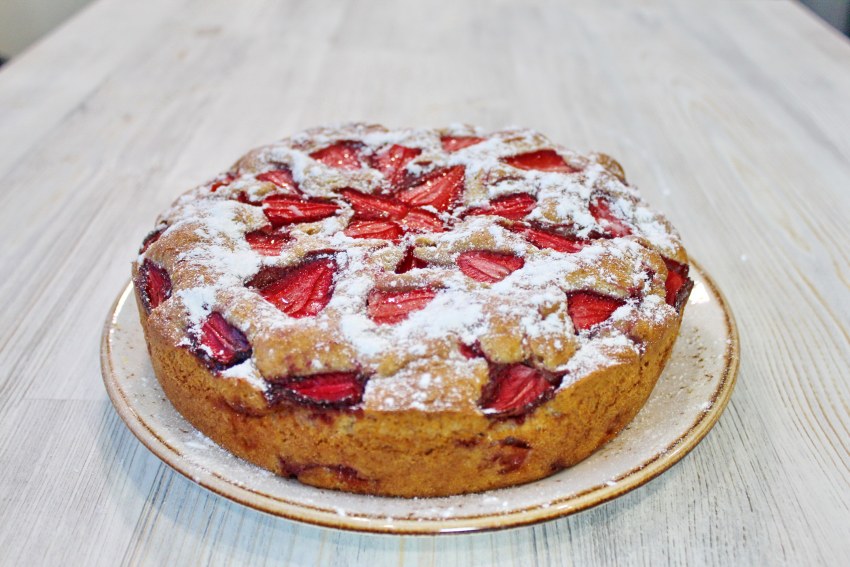 Пирог шарлотка с клубникой