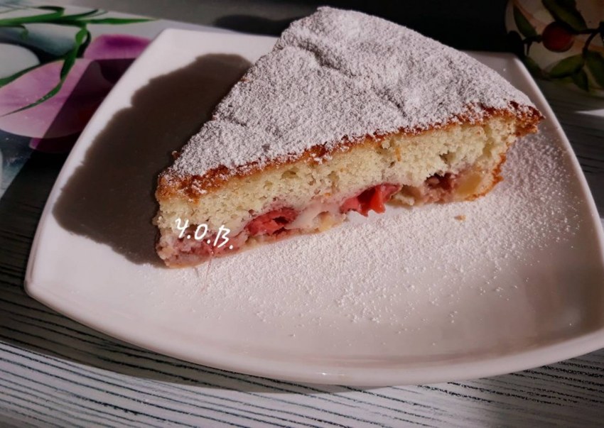 Шарлотка творожная с клубникой