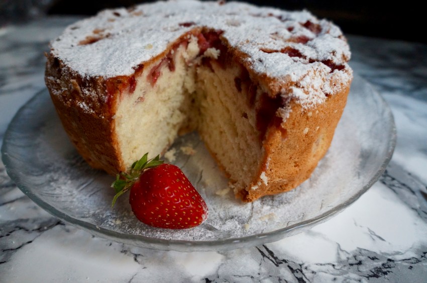 Пирог шарлотка с клубникой