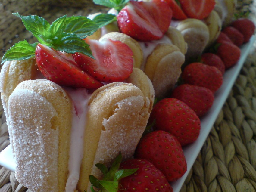 Шарлотка с яблоками и клубникой