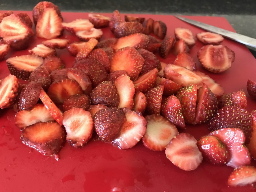 Шарлотка из ревеня и клубники