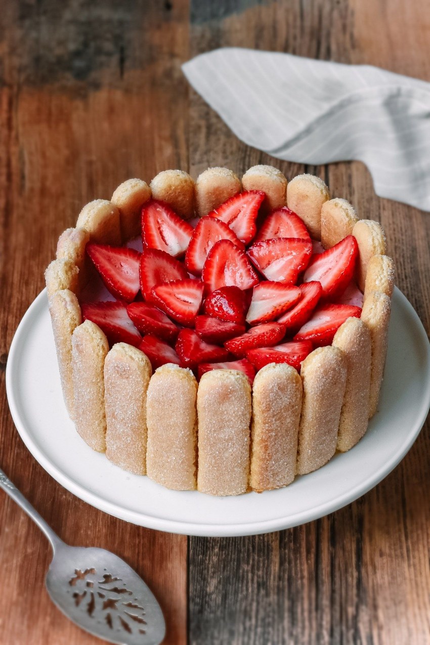 Шарлотка украшенная клубникой