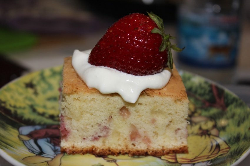 Шарлотка украшенная клубникой