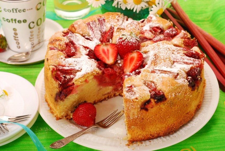 Шарлотка с клубникой