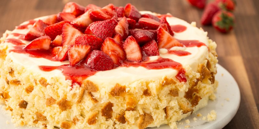 Шарлотка с клубникой