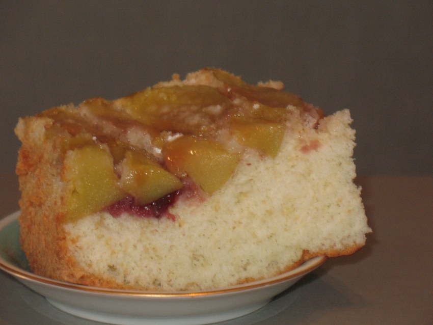 Шарлотка с крахмалом и яблоками