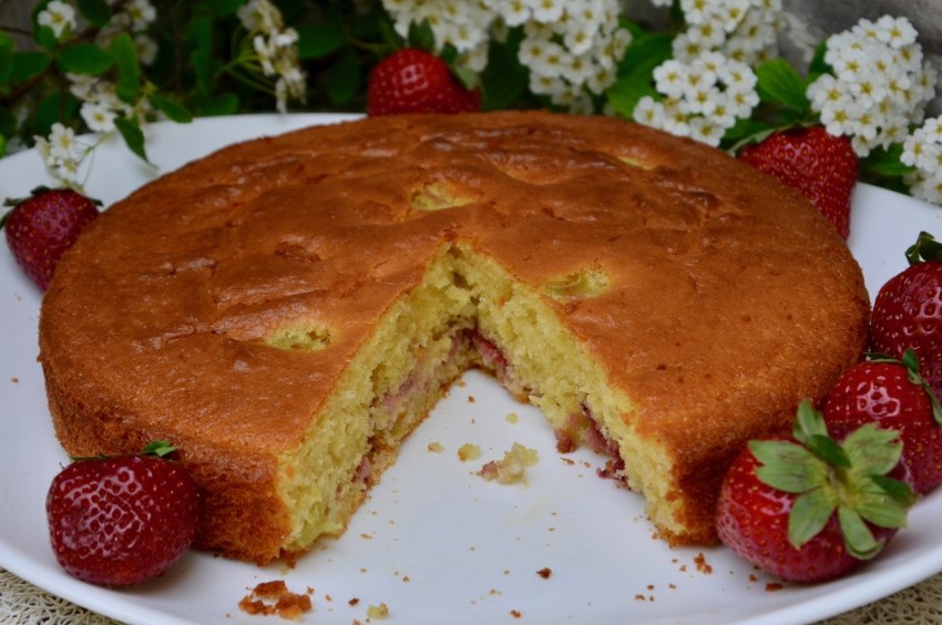 Быстрый пирог с клубникой