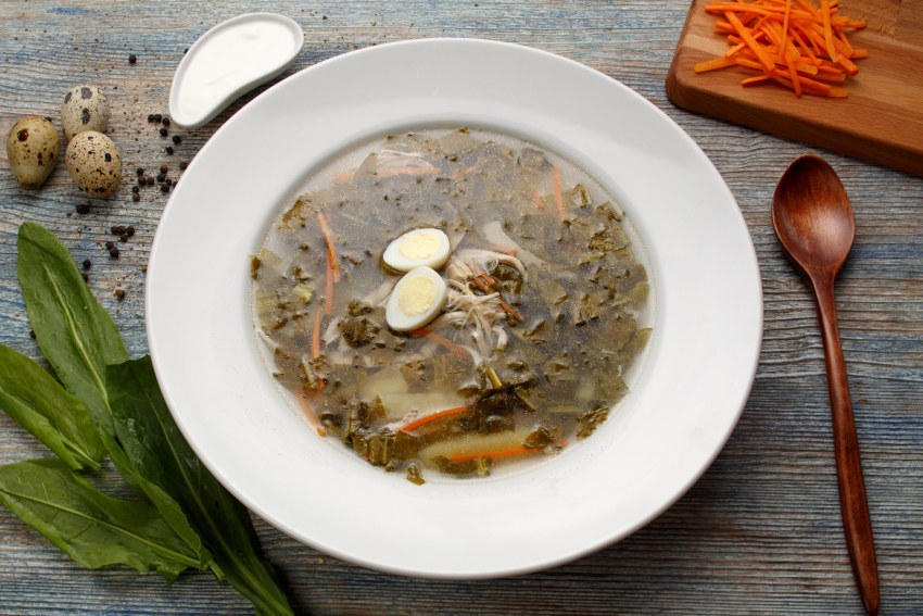 Щавелевый суп с тушенкой и яйцом
