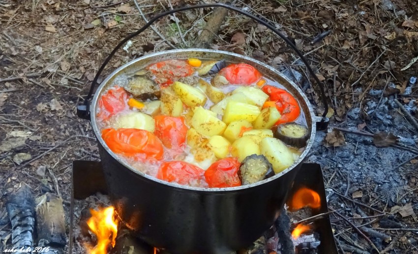Охотничий шулюм на костре в казане