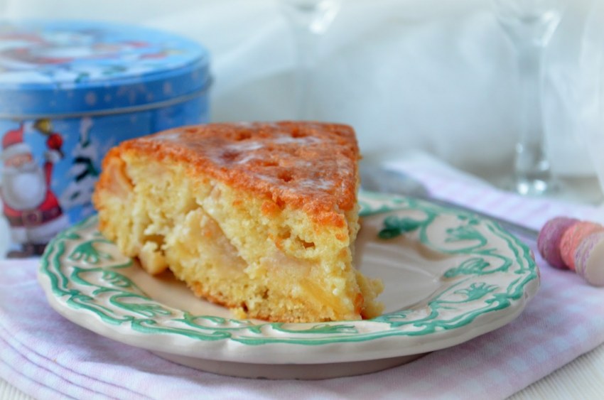 Шарлотка с курагой и яблоками