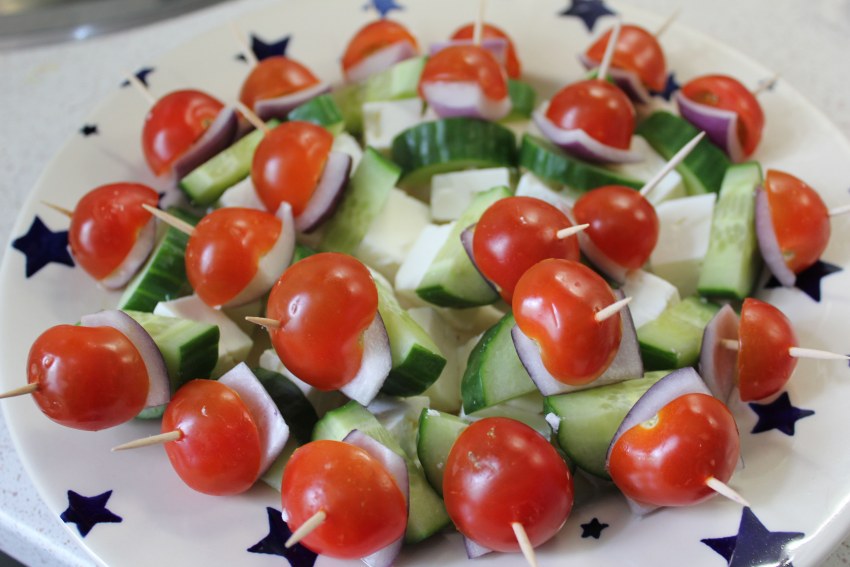 Канапе с перепелиными яйцами на шпажках
