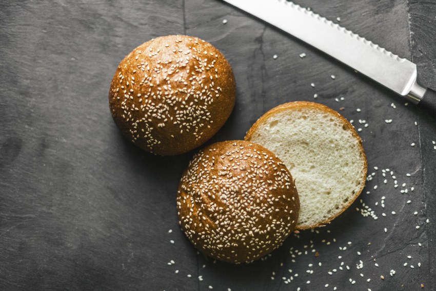 Булочка сезам с кунжутом