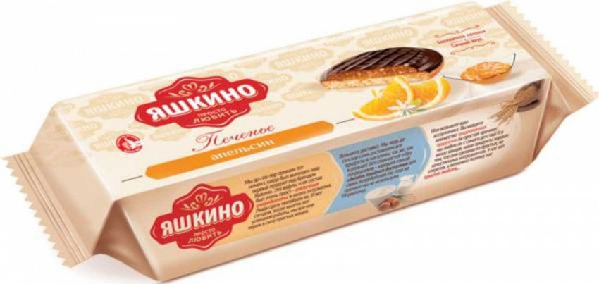 Блинчики под клубничным джемом на белом фоне