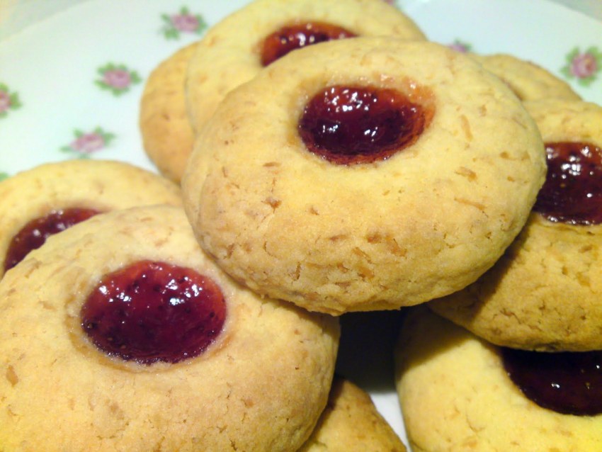 Баба с клубничным джемом